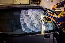 Полировка стекла пастой Menzerna 400 в автосервисе АвтоГласси